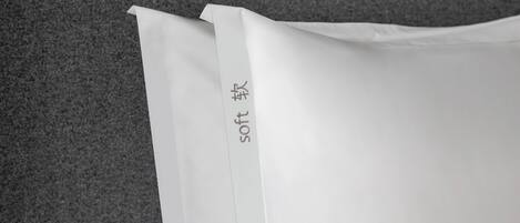 Un sobre blanco con la palabra 'soft' visible.