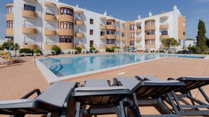 Hotellissa on useita parvekkeita, uima-allas ja aurinkotuoleja.