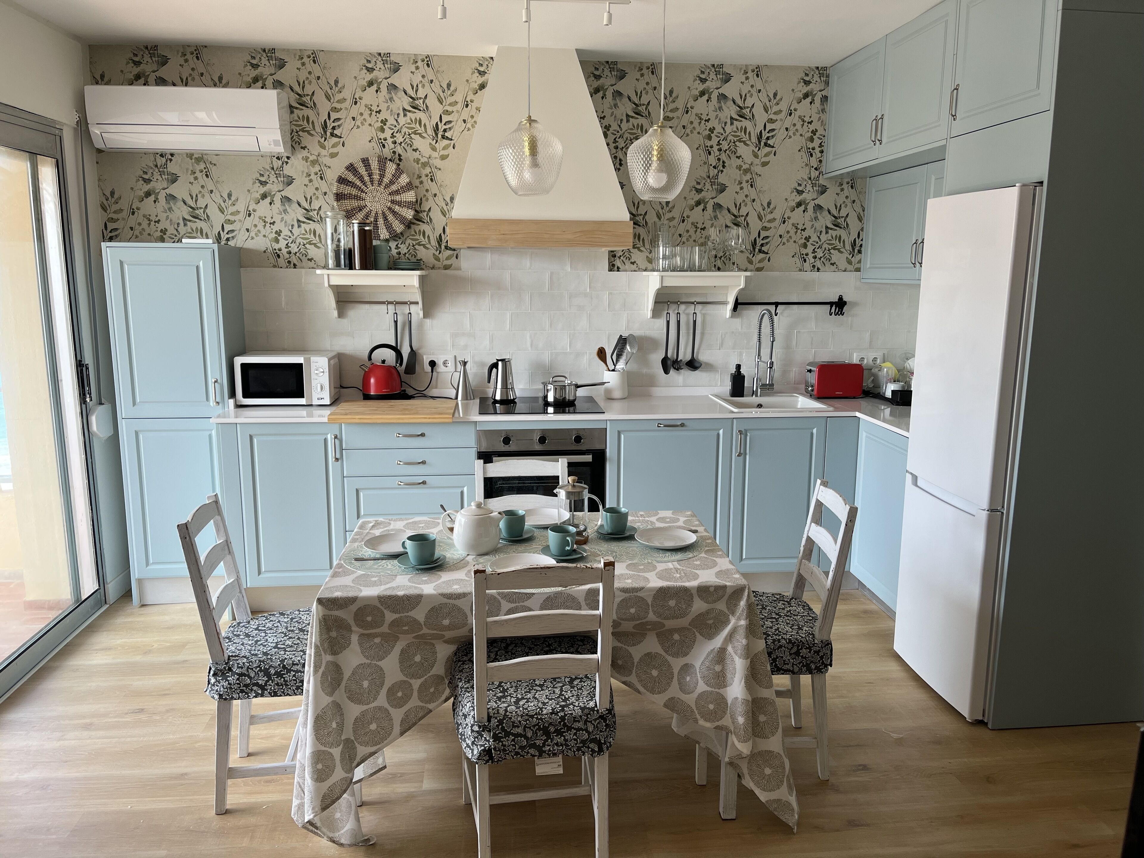 Kylskåp, mikrovågsugn, ugn och spishäll