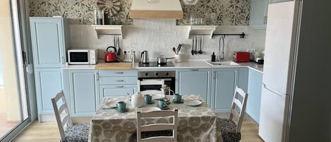 Jääkaappi, mikroaaltouuni, uuni, liesi