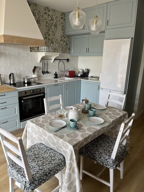Fridge, microwave, oven, stovetop