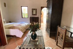 5 slaapkamers, een kluis op de kamer, een bureau