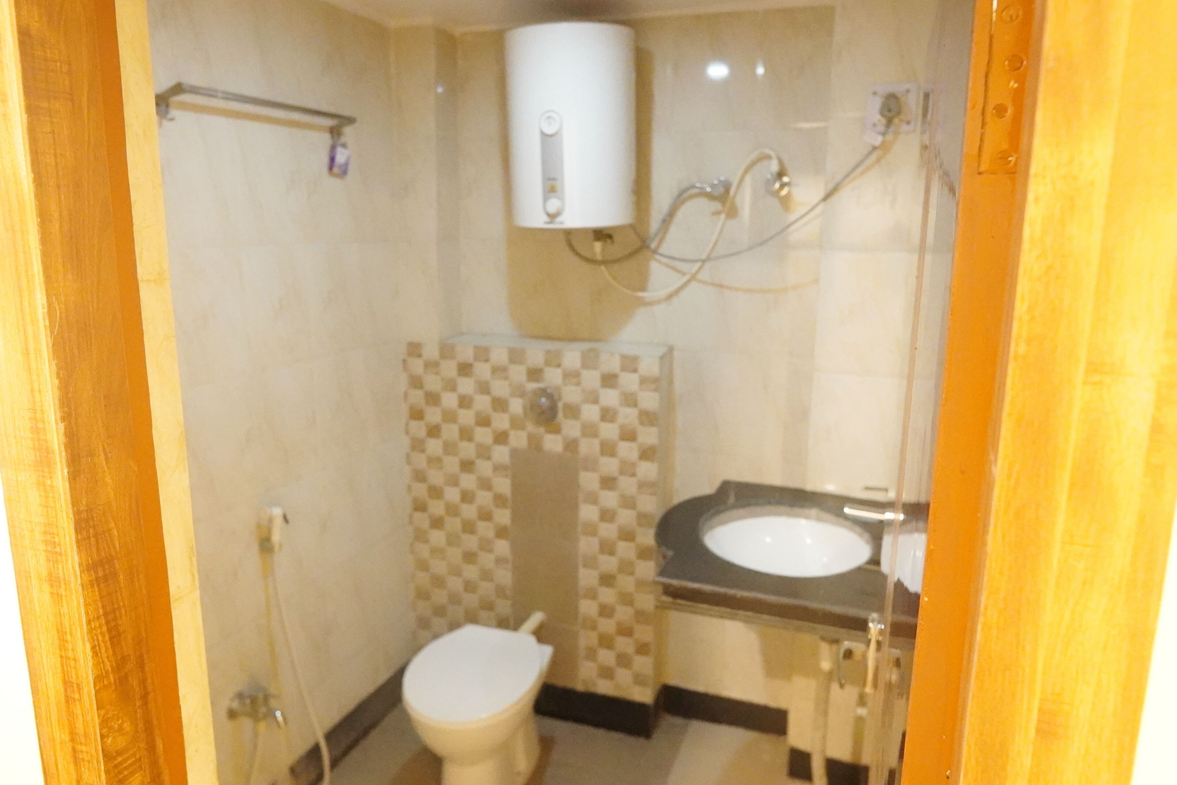 Une petite salle de bain comprenant des toilettes, un lavabo et une douche.