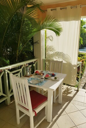 屋外ダイニングエリア