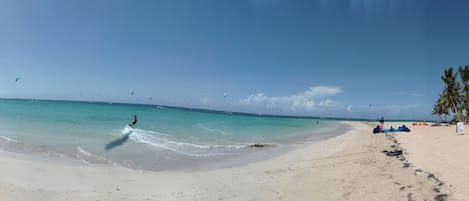 En la playa y camastros