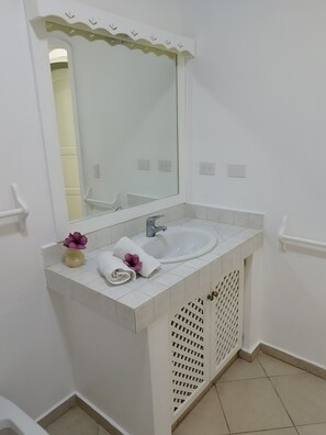 シャワー、タオル、石鹸、トイレットペーパー