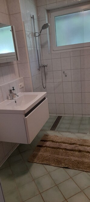 Haartrockner, Handtücher, Seife, Toilettenpapier