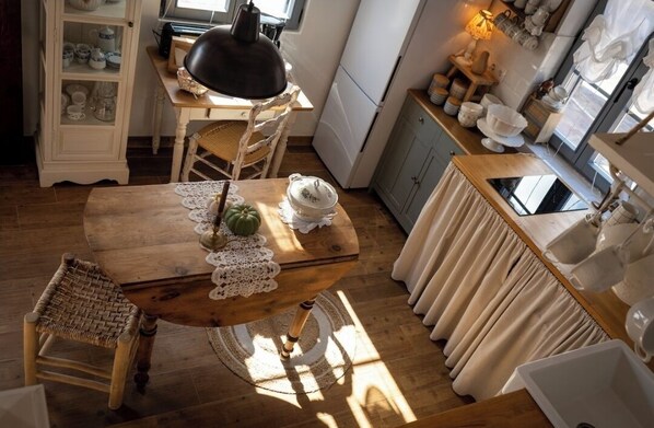 Dining - Rural cottage in Riocorvo (riocorvo)