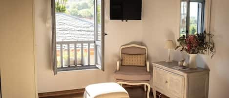 2 bedrooms, desk, iron/ironing board, travel crib