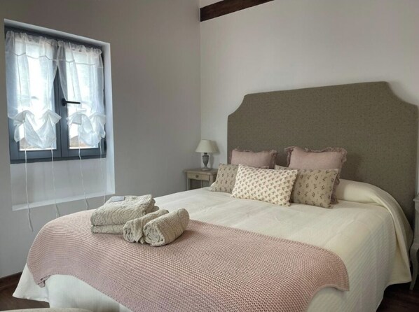 2 chambres, bureau, fer et planche à repasser, lit de bébé portatif