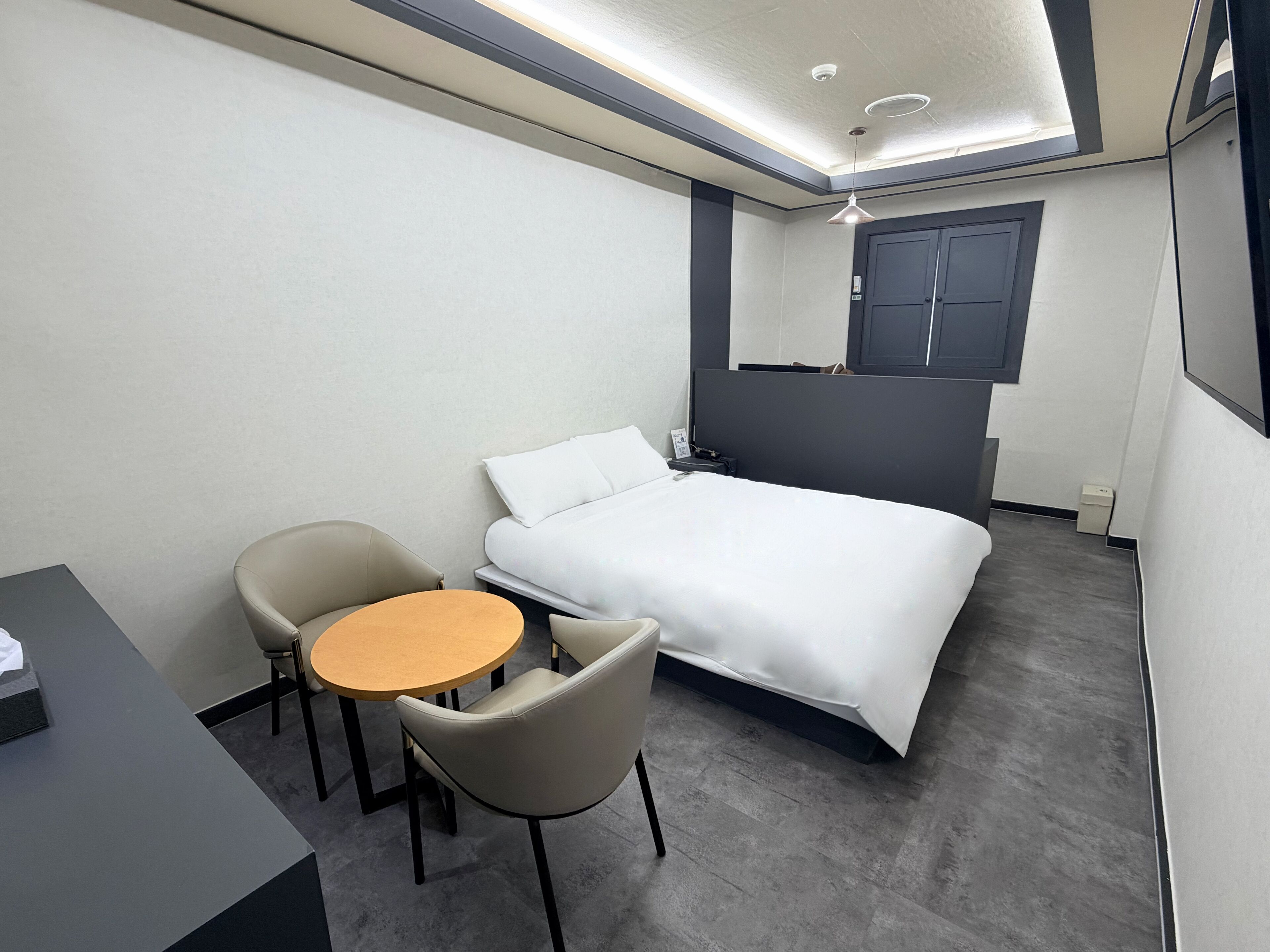 Business Double Room | Peralatan tempat tidur hipoalergenik, gebar bulu kapas 