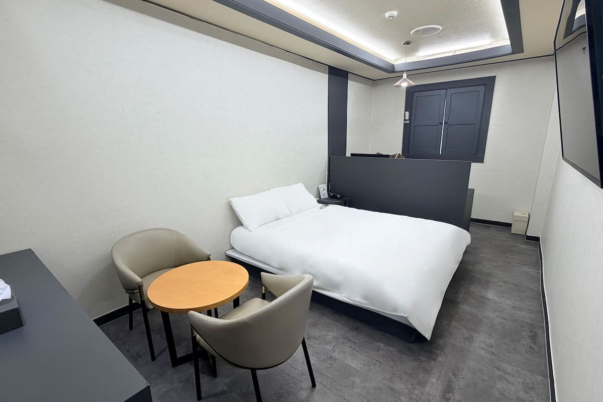 Business Double Room | Peralatan tempat tidur hipoalergenik, gebar bulu kapas