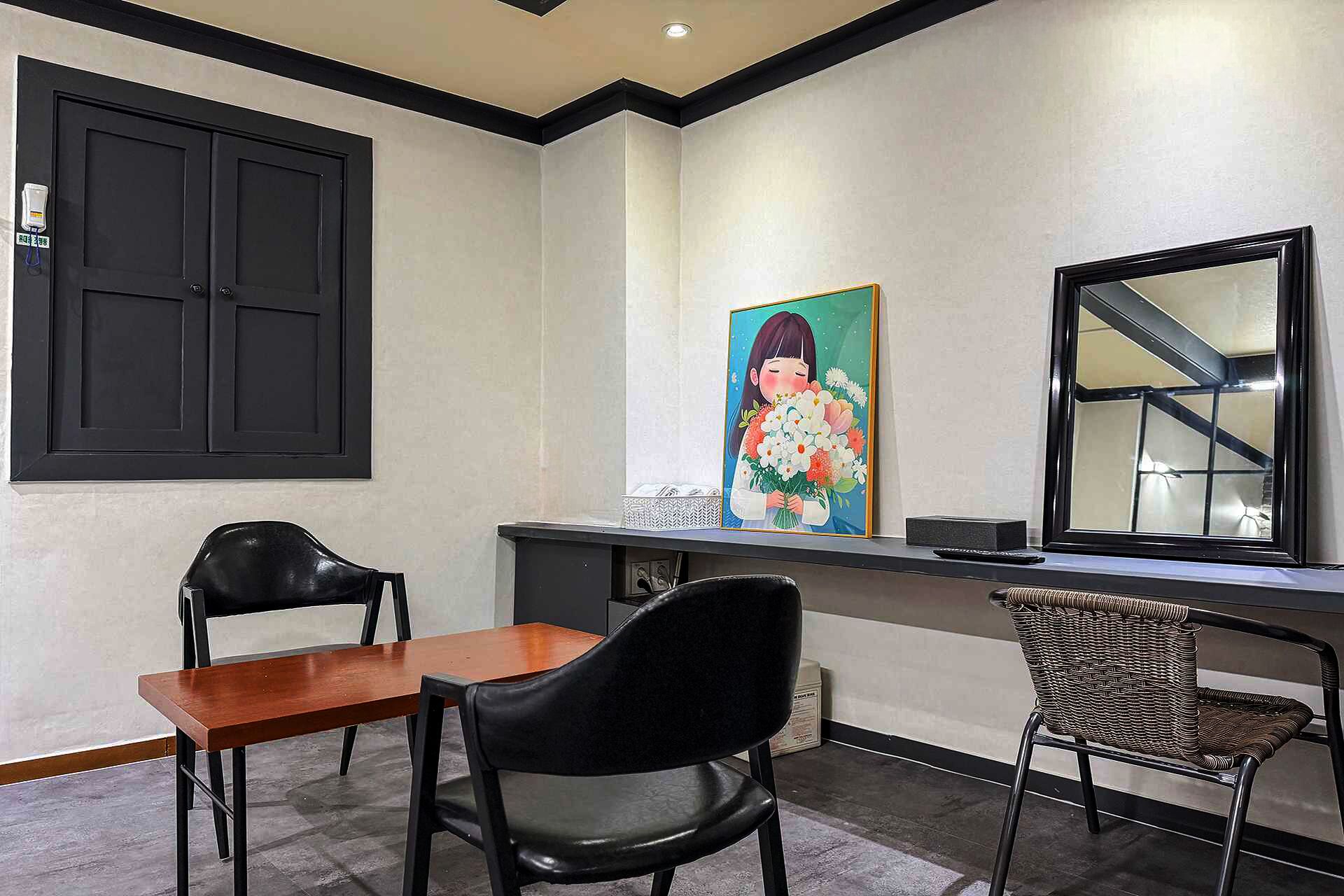 デラックス トリプルルーム ベッド (複数台) | 低刺激性寝具、羽毛の掛け布団、ミニバー (無料)、デスク