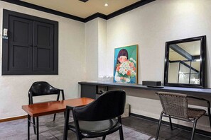 デラックス トリプルルーム ベッド (複数台) | 低刺激性寝具、羽毛の掛け布団、ミニバー (無料)、デスク