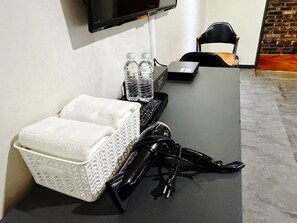 Basic Double Room | Peralatan tempat tidur hipoalergenik, gebar bulu kapas 