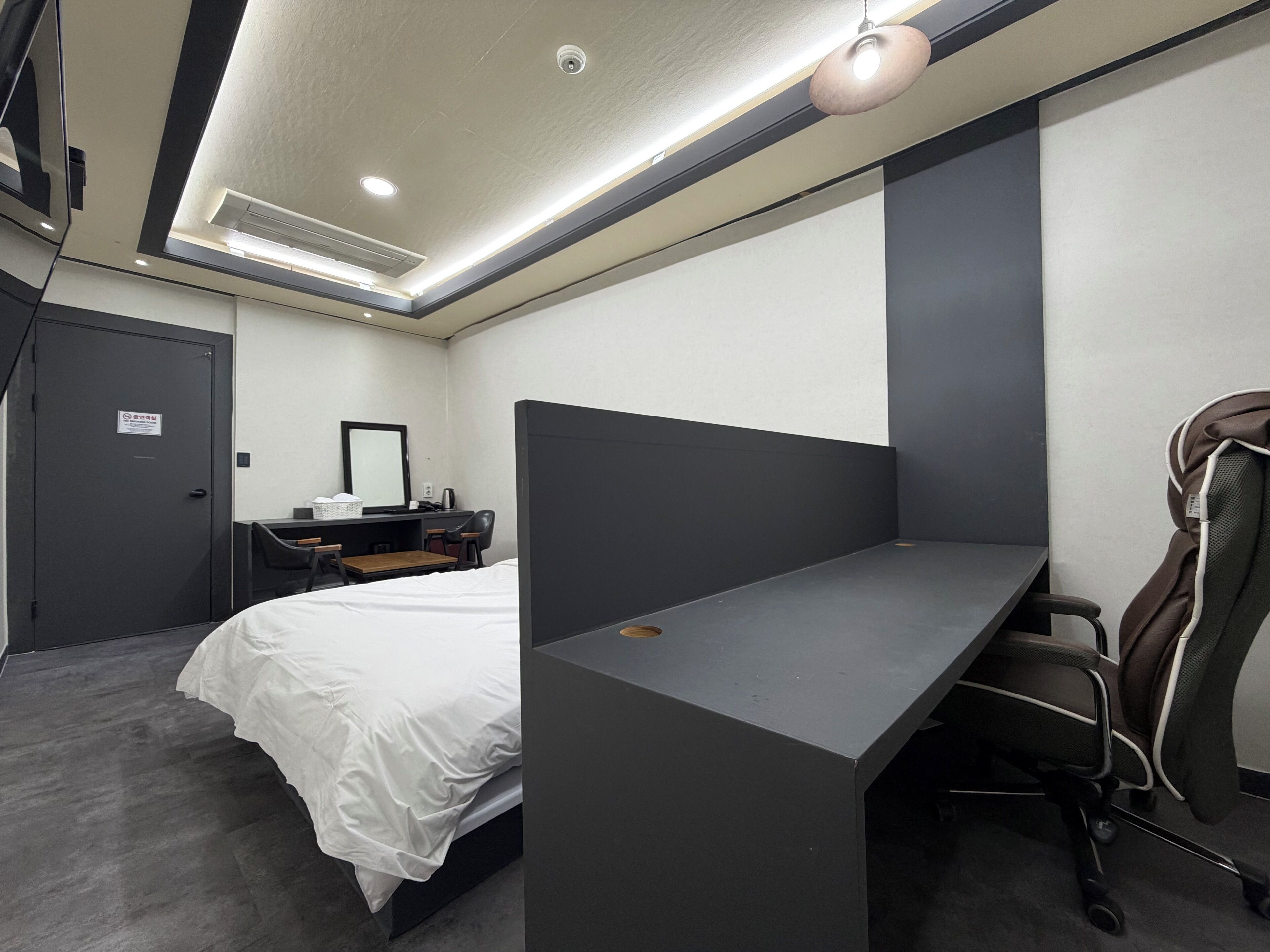 Kahden hengen businesshuone | Allergiatestatut vuodevaatteet, untuvapeitot, ilmaiset minibaarituotteet