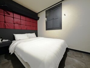 Compact Double with Casual Breakfast | Ropa de cama hipoalergénica, edredón y artículos del minibar gratis 
