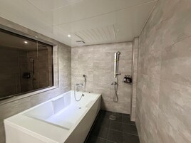 Premier Triple + Casual Breakfast | Baño | Ducha, artículos de higiene personal de diseño y secador de pelo