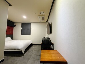 Compact Double with Casual Breakfast | Ropa de cama hipoalergénica, edredón y artículos del minibar gratis 