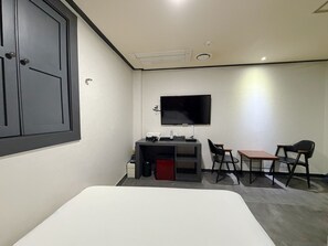 Compact Double with Casual Breakfast | Ropa de cama hipoalergénica, edredón y artículos del minibar gratis 