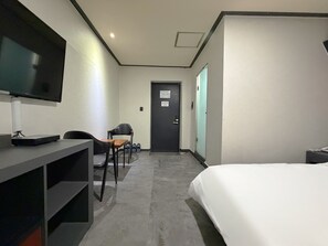 Compact Double with Casual Breakfast | Ropa de cama hipoalergénica, edredón y artículos del minibar gratis 