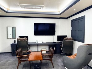 プレミア トリプルルーム ベッド (複数台) | 低刺激性寝具、羽毛の掛け布団、ミニバー (無料)、デスク