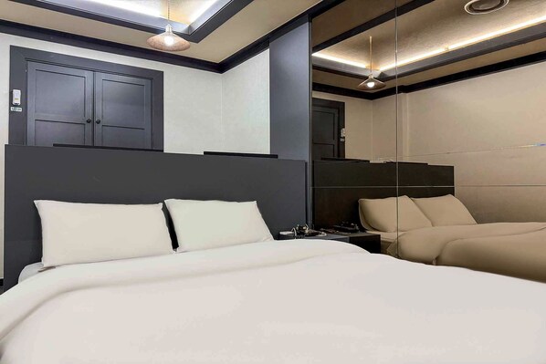 Business Double with 2 Computers + Casual Breakfast | Literie hypoallergénique, couette en duvet d'oie