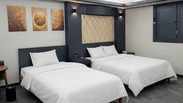 Ein modernes Hotelzimmer mit zwei Betten, einem großen Fenster und einem außergewöhnlichen Deckenstil.