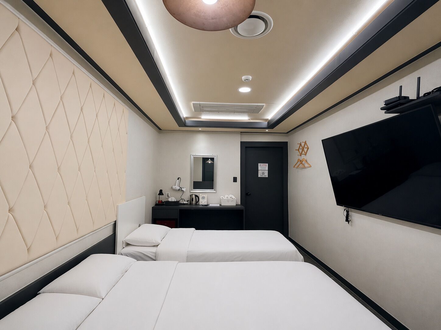 Hypo-allergenic bedding, down duvets, free minibar, desk