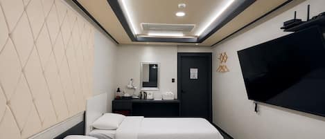 Hypo-allergenic bedding, down comforters, free minibar, desk