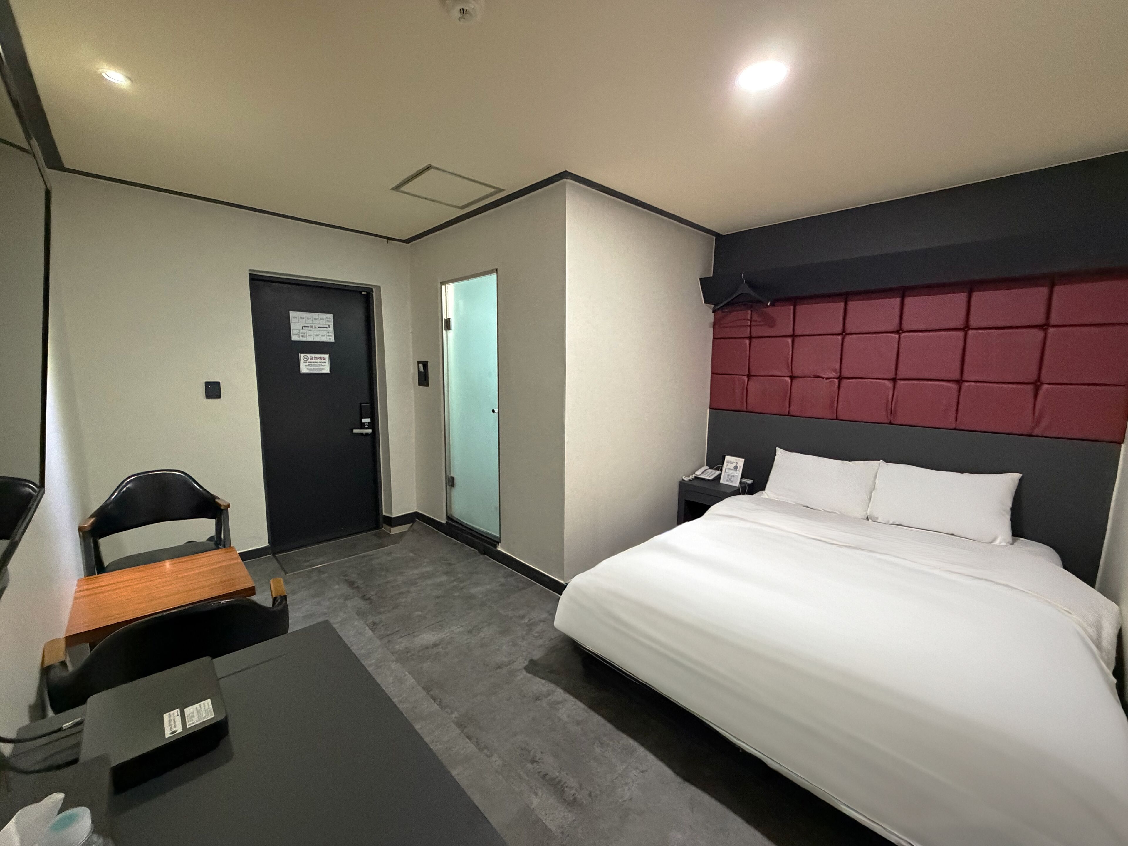 Hypo-allergenic bedding, down duvets, free minibar, in-room safe