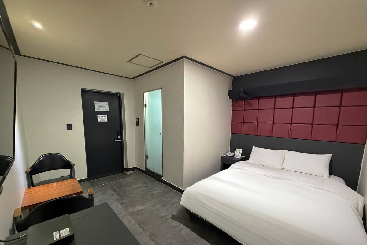 Compact Double with Casual Breakfast | Premium bedding, down comforters, minibar (free items), desk