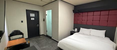Compact Double with Casual Breakfast | Hypo-allergenic bedding, down comforters, free minibar, desk