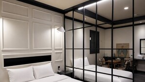 A modern hotel room with two beds, a desk, a chair, and a large mirror. - Hotel Carlton Incheon Airport Juan (Incheon)