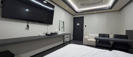 Deluxe Double Room, 1 Queen Bed | Hypo-allergenic bedding, down comforters, free minibar, desk