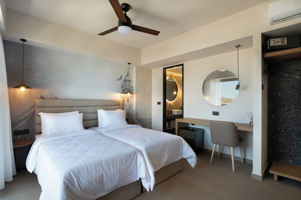Ein modernes Schlafzimmer mit einem großen Bett, einem Schreibtisch und einem Stuhl.