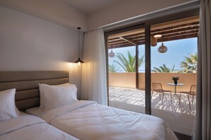 Sengetøy av topp kvalitet, senger med overmadrass og safe på rommet