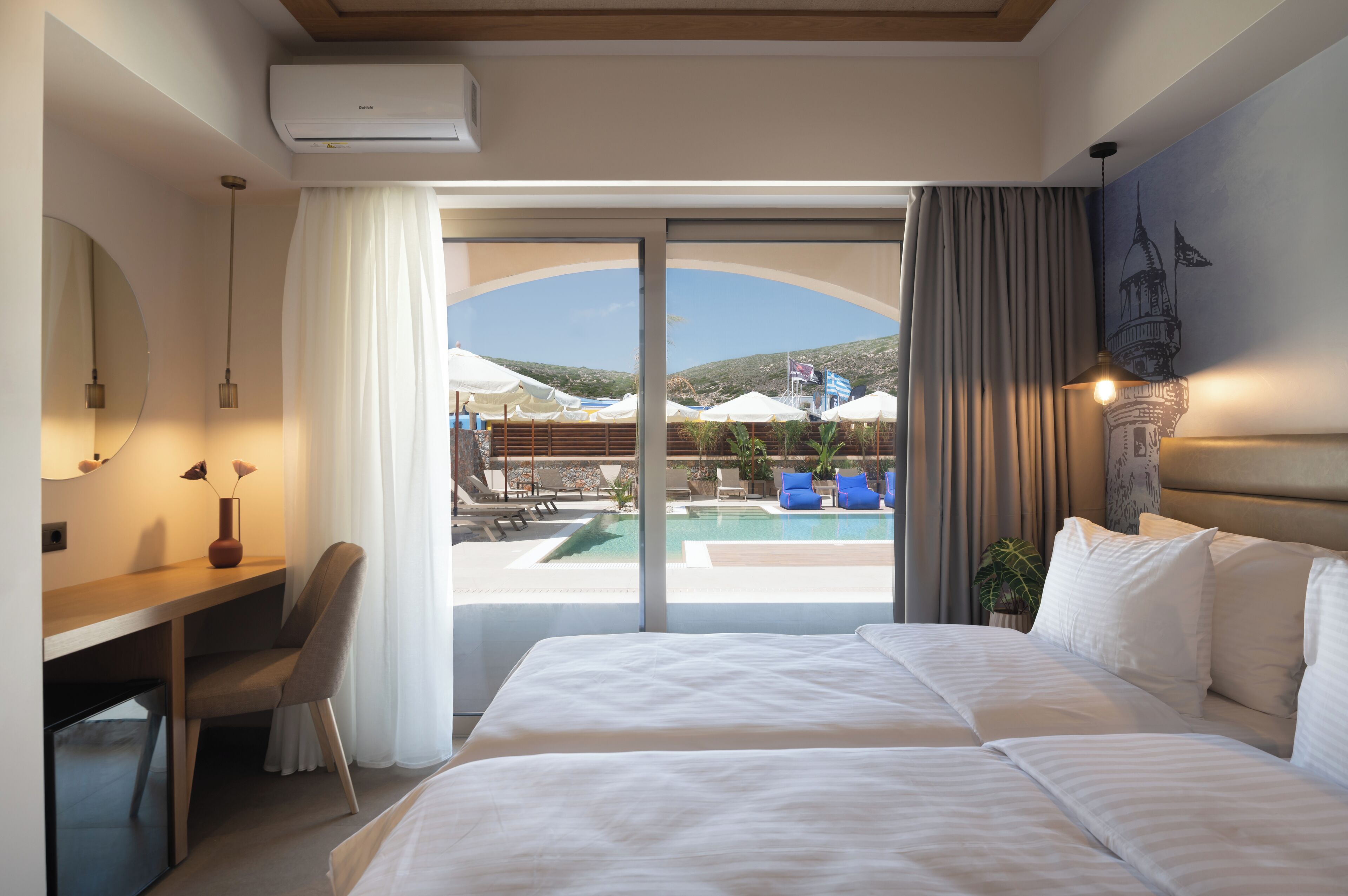 Chambre Deluxe double ou avec lits jumeaux, au bord de la piscine | Literie de qualité, lit avec matelas à plateau-coussin, coffre-fort