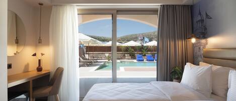 Deluxe-værelse med dobbeltseng eller 2 enkeltsenge - ved pool | Premium-sengetøj, senge med topmadrasser, pengeskab på værelset