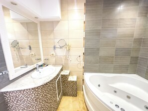 Suite familiar | Bany | Assecador de cabells i tovalloles 