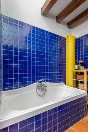 Badewanne, Haartrockner, Handtücher