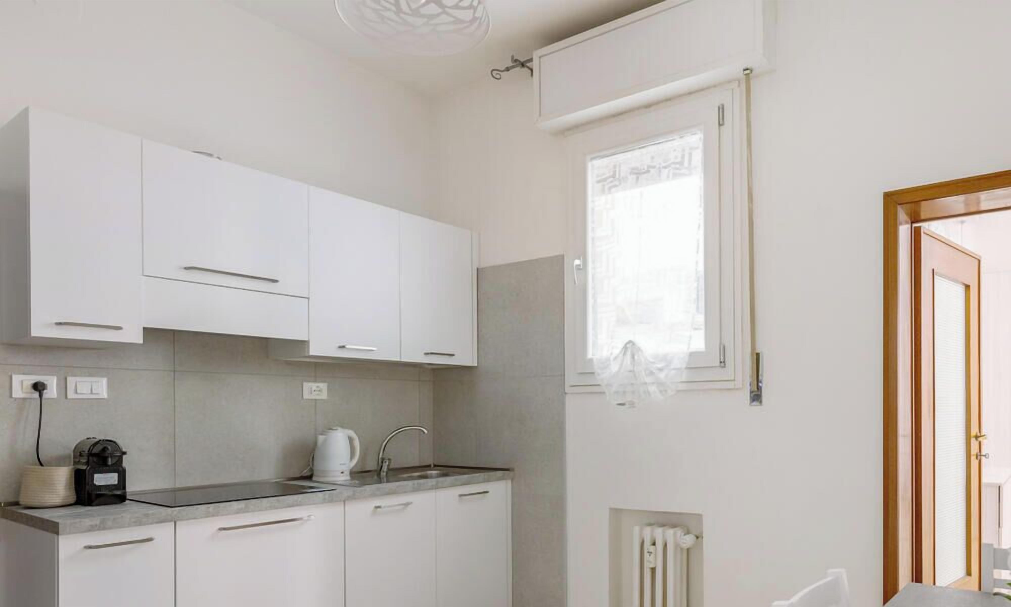 Wasserkocher mit Kaffee-/Teezubehör, Kühlschrank, Ofen, Wasserkocher