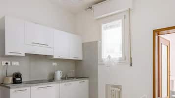 Wasserkocher mit Kaffee-/Teezubehör, Kühlschrank, Ofen, Wasserkocher