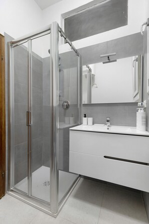 Douche, bidet, serviettes fournies, savon