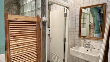 Pancuran mandi, pengering rambut, tuala disediakan, sabun