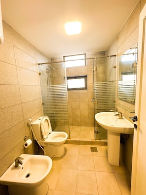 Apartment, 1 Bedroom, Accessible, Smoking | Bathroom