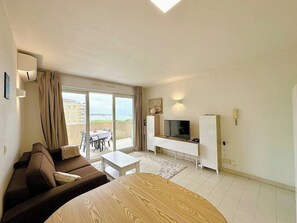 Téléviseur connecté, livres, chaîne audio