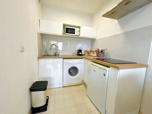 Fridge, microwave, oven, stovetop - Appartement 1 chambre Vue mer, piscine, parking (Antibes)