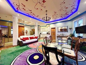 Smart TV, books - 3 pièces 100m2 balcon centre juan 2 pas des plages (Antibes)