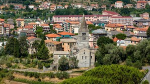 Une ville où se trouve une église remarquable, dotée d’un clocher, et qui est entourée d’immeubles résidentiels et d’espaces verts.